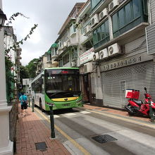 狭い道でもどんどんバスが入ってきます。