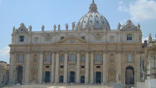 巨大で荘厳の空間。教会というより美術品。