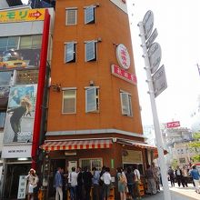 竹芝界隈でこの焼き鳥屋さんを知らない人はもぐりです。