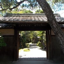 県道に面した北門。