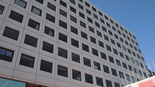 海に近い産業ビル