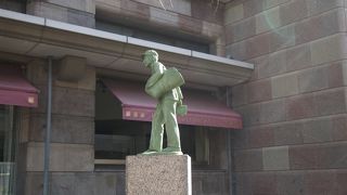 日本新聞博物館の敷地内に