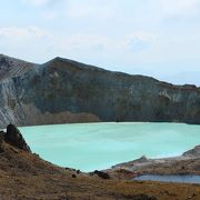 白根山湯釜　：　火口湖はクリームソーダ色。　登山道は絶景。天気が良ければ北アルプスも見えます。