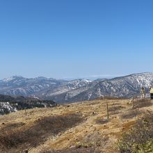 避難小屋の脇の道に入ってみると、開けた場所が。