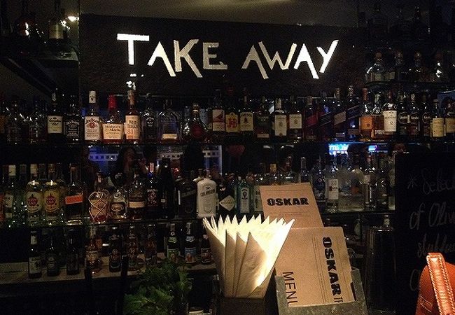 大人気！食事も美味しいバー　2階もあります