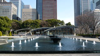 大きな噴水と緑がきれいです