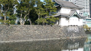 美しいお濠と城壁の上に建っています