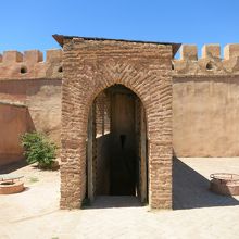 この入口から地下へ