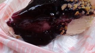 チーズケーキの大きさにまずびっくり。