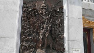 白い外壁に金色の屋根