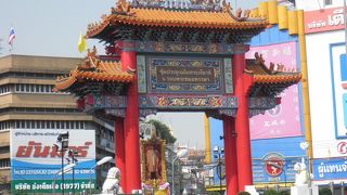 赤に塗られた中国らしい門