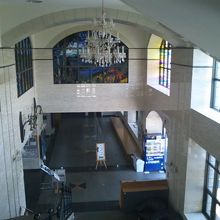 シャンデリアも見られる管理棟の内部の様子