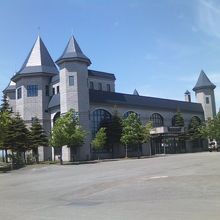 怪しげなファッションホテルのような管理棟の外観