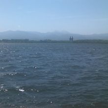 岸のすぐ近くから見る景観は、遊水池とは思えない雄大さです