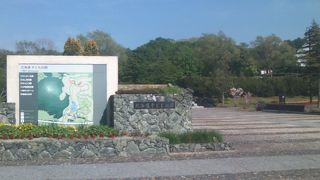 高速道路から直接アクセスできる不思議な空間の公園です