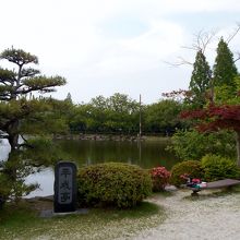 平成亭右手からのやすらぎの池と手前の植栽の眺めです。
