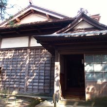 別邸母屋じたいは、小さく地味