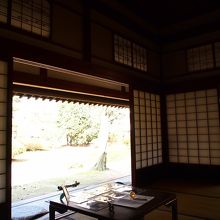 お座敷の２方向から庭を見渡せる