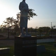 津田フキの像