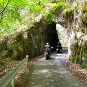 峡谷の遊歩道は車道