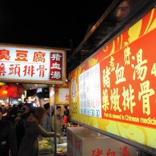 細い通路はたくさんの人で賑わっています。