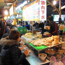 どの屋台も賑わっています。