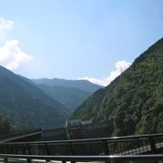 町の近くで山深い