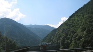 町の近くで山深い