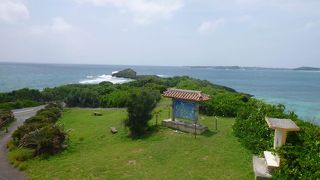 池間島と風車を望む岬