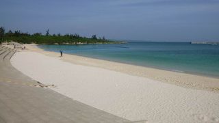 街に一番近いビーチで地元の人が多い