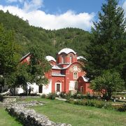 厳重に警備されたセルビア正教会の修道院