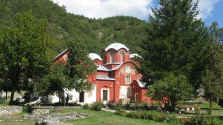 厳重に警備されたセルビア正教会の修道院