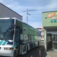 和寒のバスターミナルにやって来たなよろ号の様子