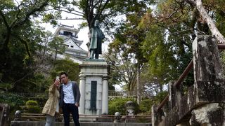 板垣退助銅像 --- 自由民権運動の指導者「板垣退助」の有名な像です。「高知城」のすぐそばにあります。