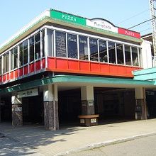 駅改札口の上がレストランです。