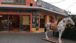 目抜き通りに印象的でカラフルな馬がお迎え