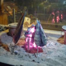 縞ホッケを焼いています