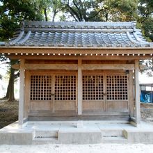 参道左手にあった境内社（左が厳島社・右が山神社）。