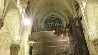 大都会の尖塔とバラ窓