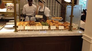 なぜか入ってみたくなる、だってハロッズだもん