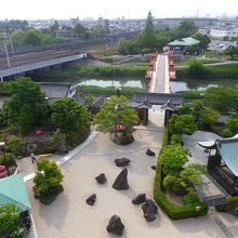 天主閣4階展望フロアから大手橋方面を眺めています