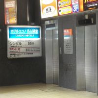 ビルのエレベーター利用で5階のフロントに行きます