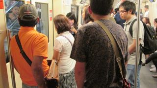 日本の地下鉄並みに混雑