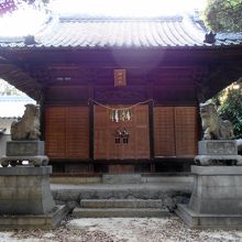 入母屋造桟瓦葺の拝殿。八ッ田神明社拝殿によく似ています。