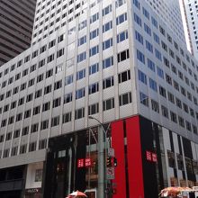 赤が目立ちます。