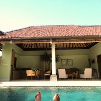 半分屋外のキッチン＆リビングスペース。