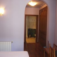 寝室側から撮影。奥に見えるのがバス、トイレです。