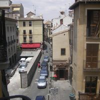 ホテルは狭い通りに面して、人や車の往来があります。