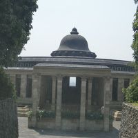 ホテルの正面、建物の間からボロブドゥールが！