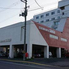 手前の建物の下は駐車場になっています